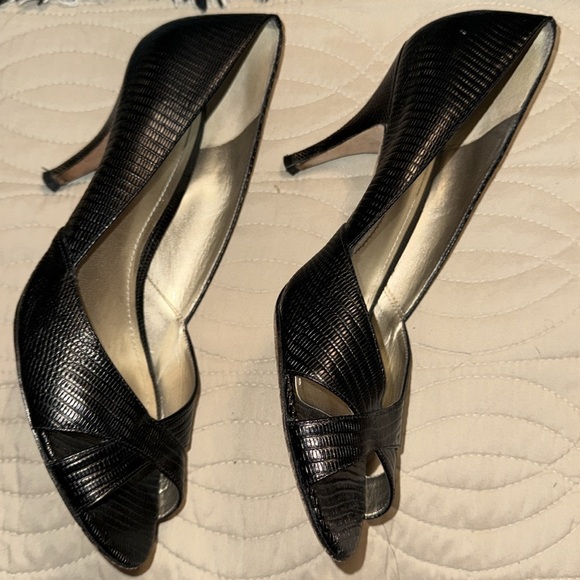 🌹Ann Taylor Black Peep Toe Heels - Picture 2 of 6